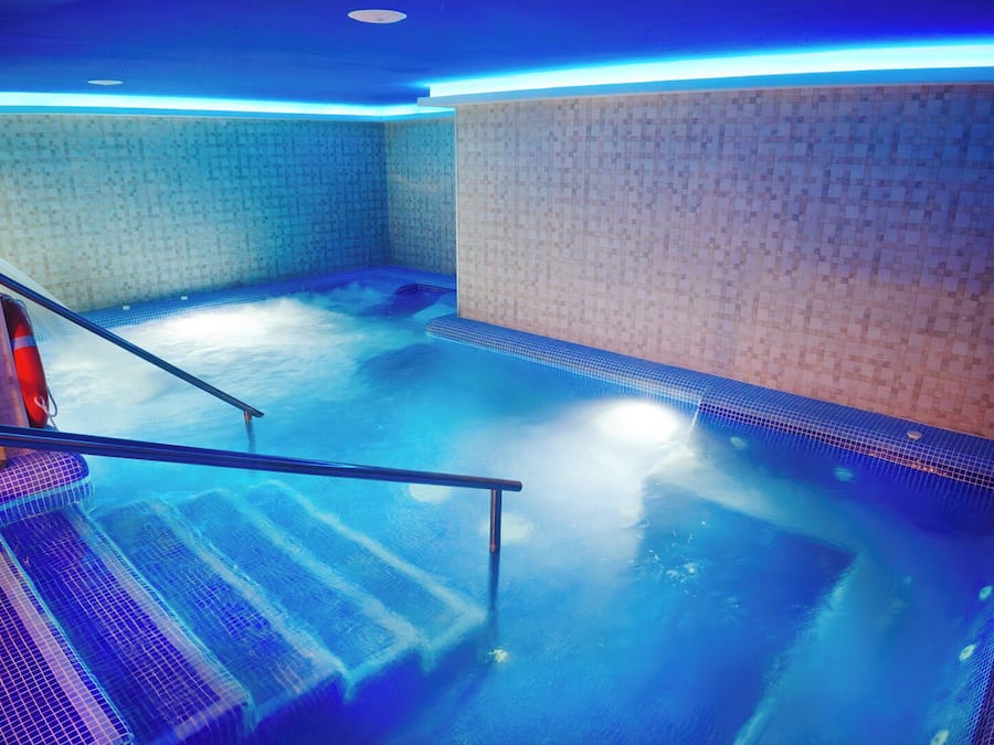 Hot tub, steam room