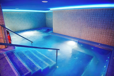 Tina de hidromasaje y baño de vapor . Hotel El Tajo & SPA