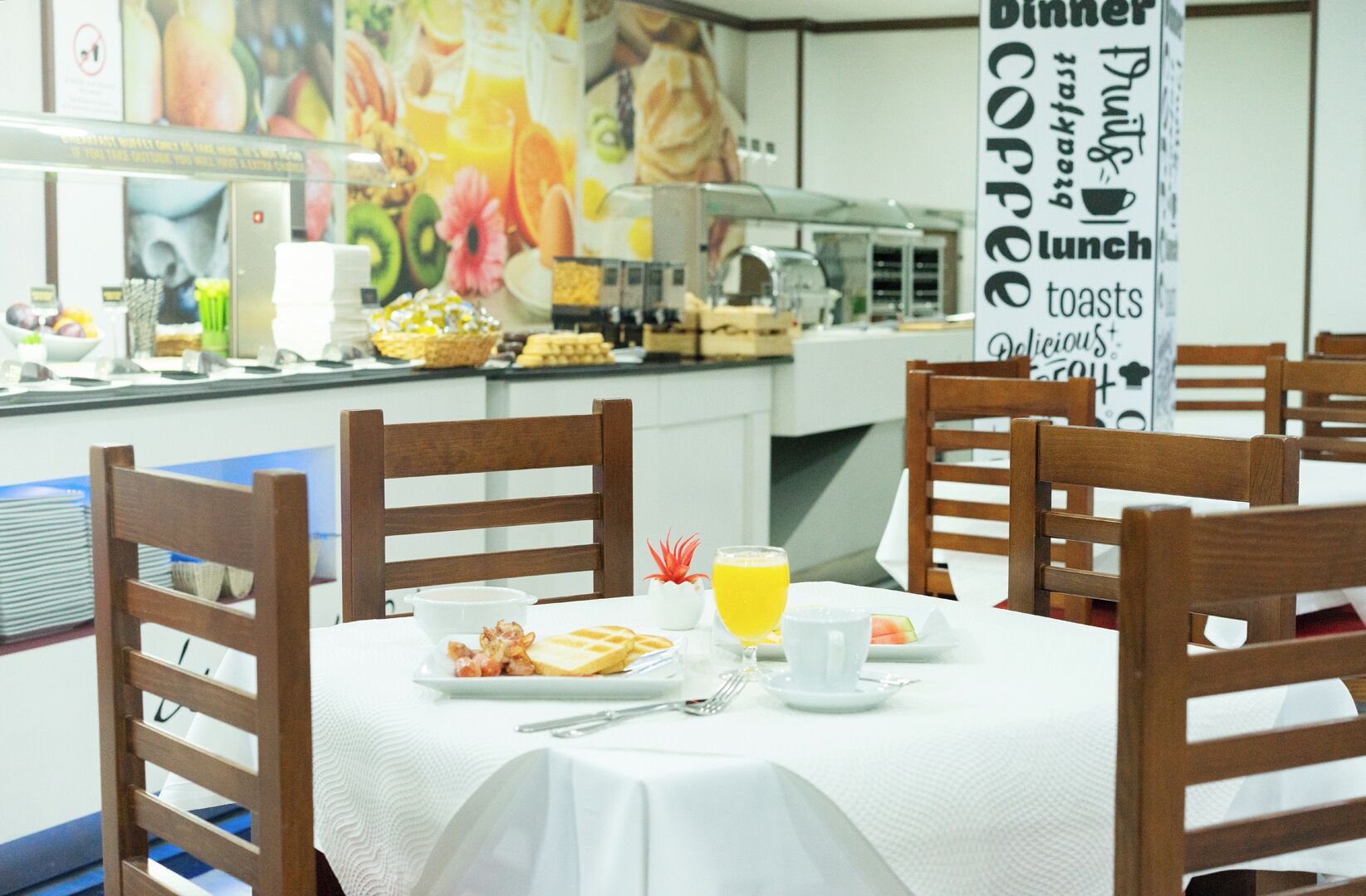 Tägliches Frühstücksbuffet (12 EUR pro Person)