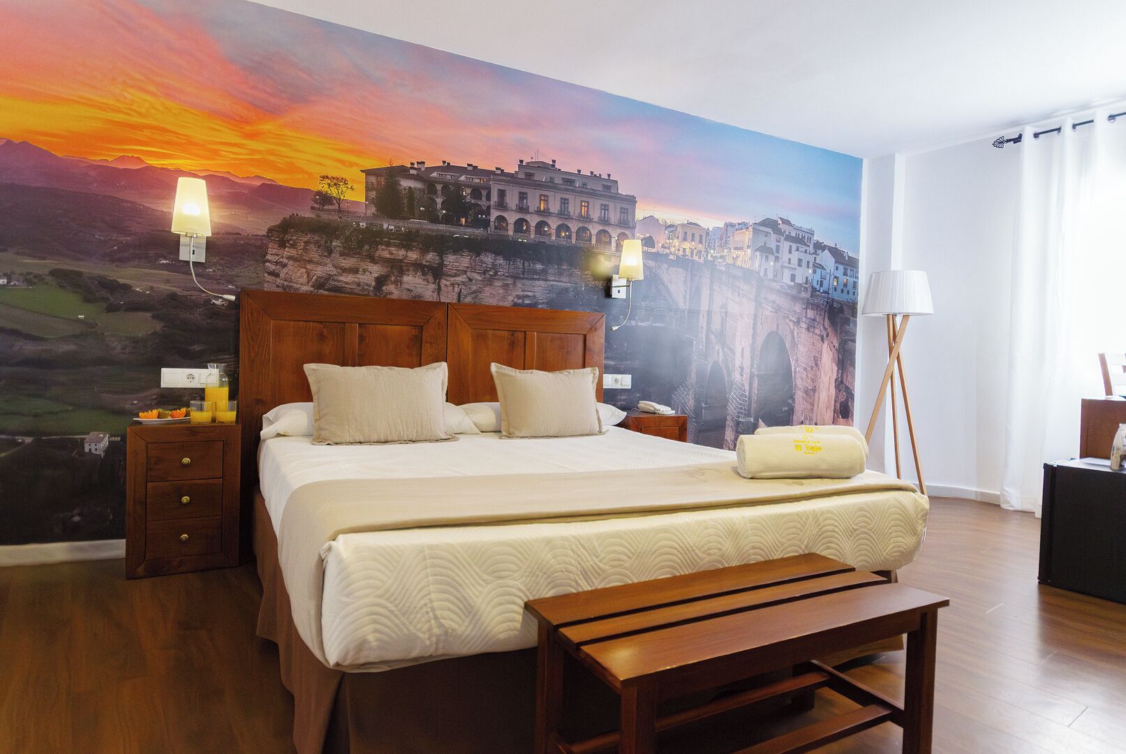 Deluxe-dobbeltværelse | Pengeskab på værelset, skrivebord, mørklægningsgardiner, gratis Wi-Fi