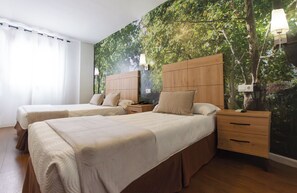 Family Triple Room (2 Adults + 1 Child) | Peti besi dalam bilik, meja, langsir/tirai gelap terus, Wi-fi percuma 