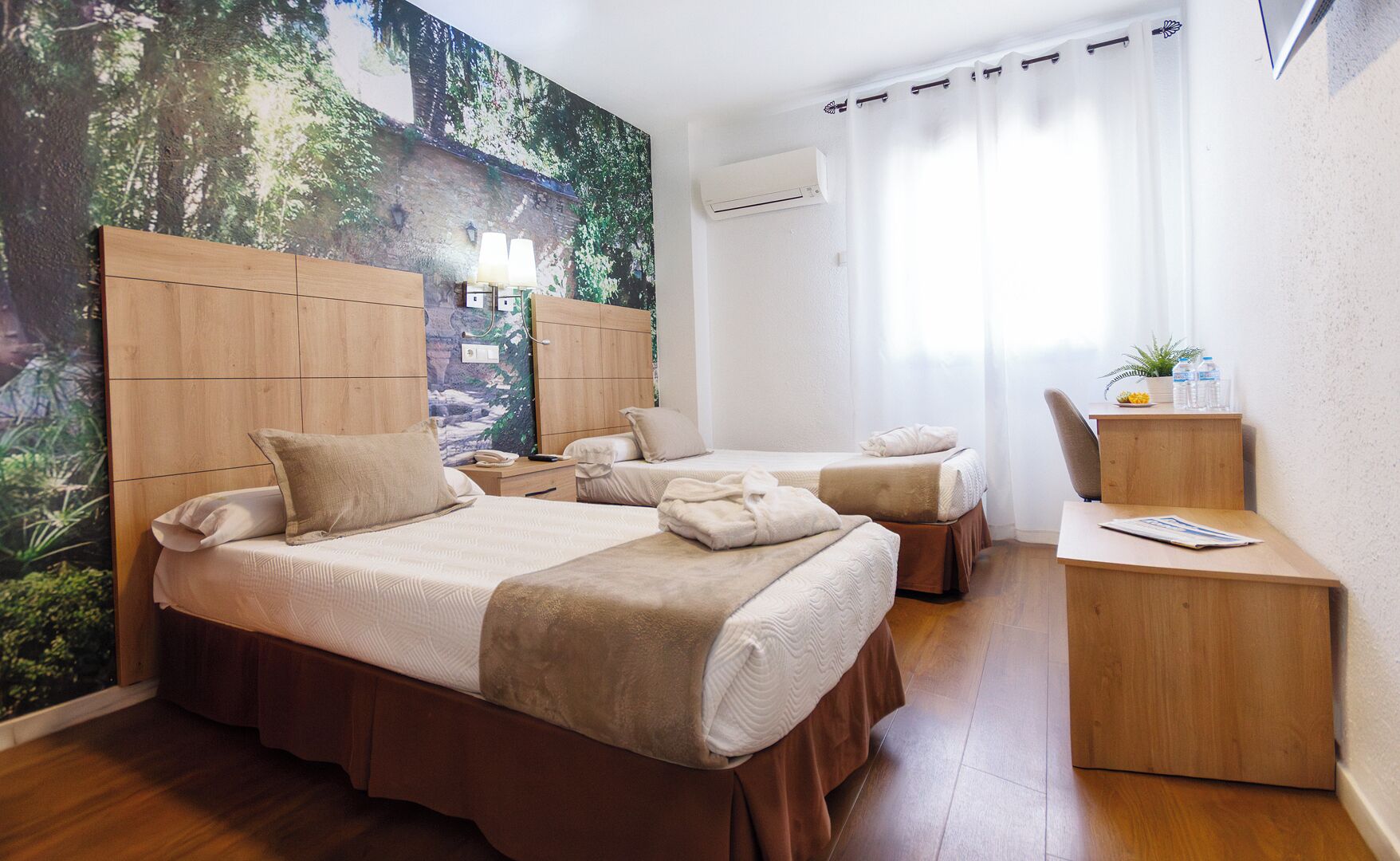 Standard-dobbeltværelse (Double Room 2 beds ) | Pengeskab på værelset, skrivebord, mørklægningsgardiner, gratis Wi-Fi