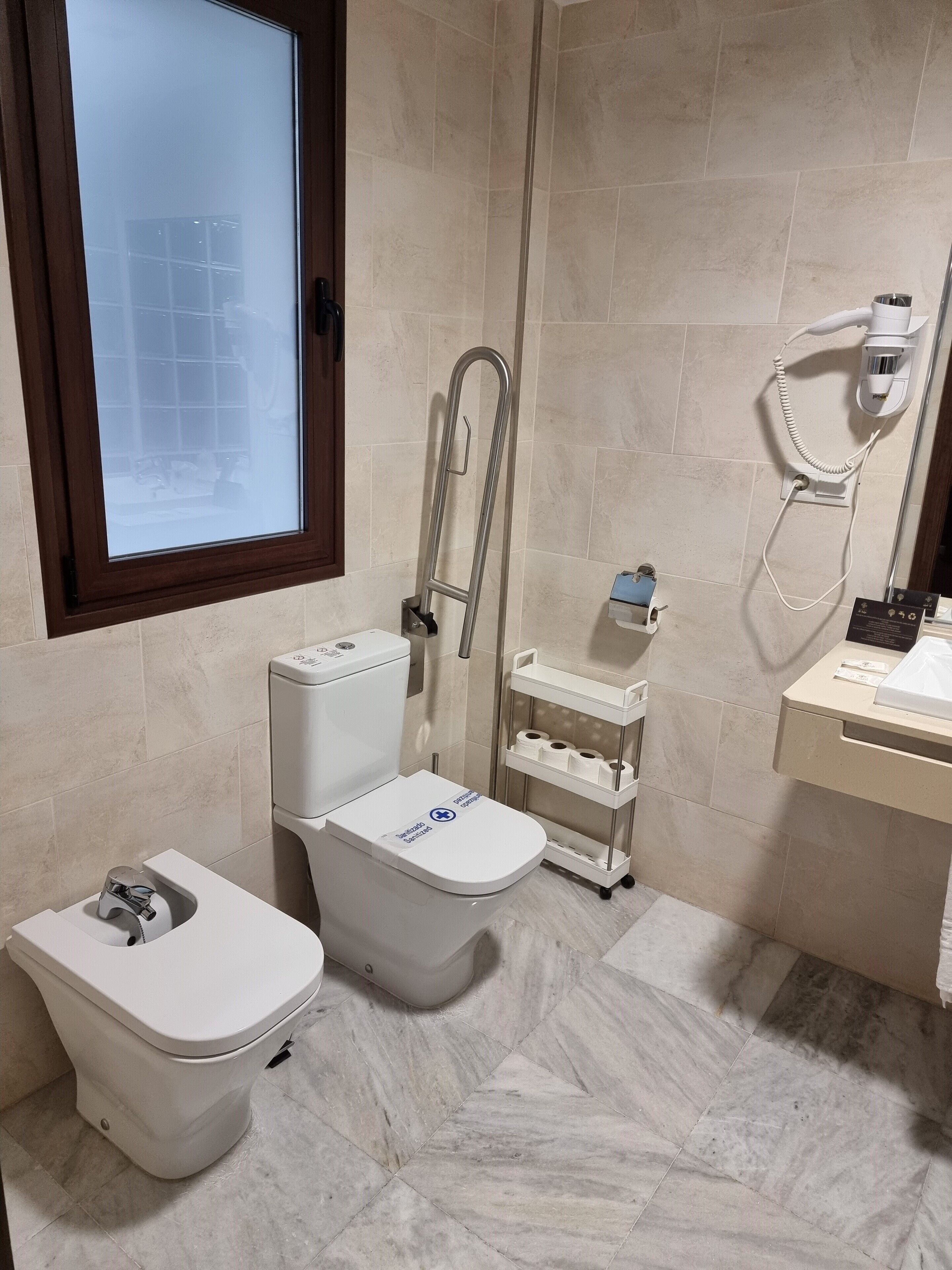 standard room, 1 double bed, accessible | bathroom | shower, hair dryer, bidet, towels