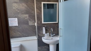 Tripla Standard | Bagno | Set di cortesia gratuito, asciugacapelli, asciugamani