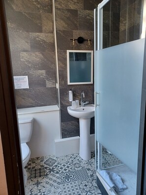 Habitación triple estándar | Baño | Artículos de higiene personal gratuitos, secador de pelo y toallas