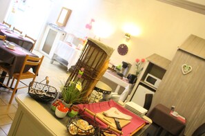 Petit déjeuner buffet (10.00 EUR par personne)