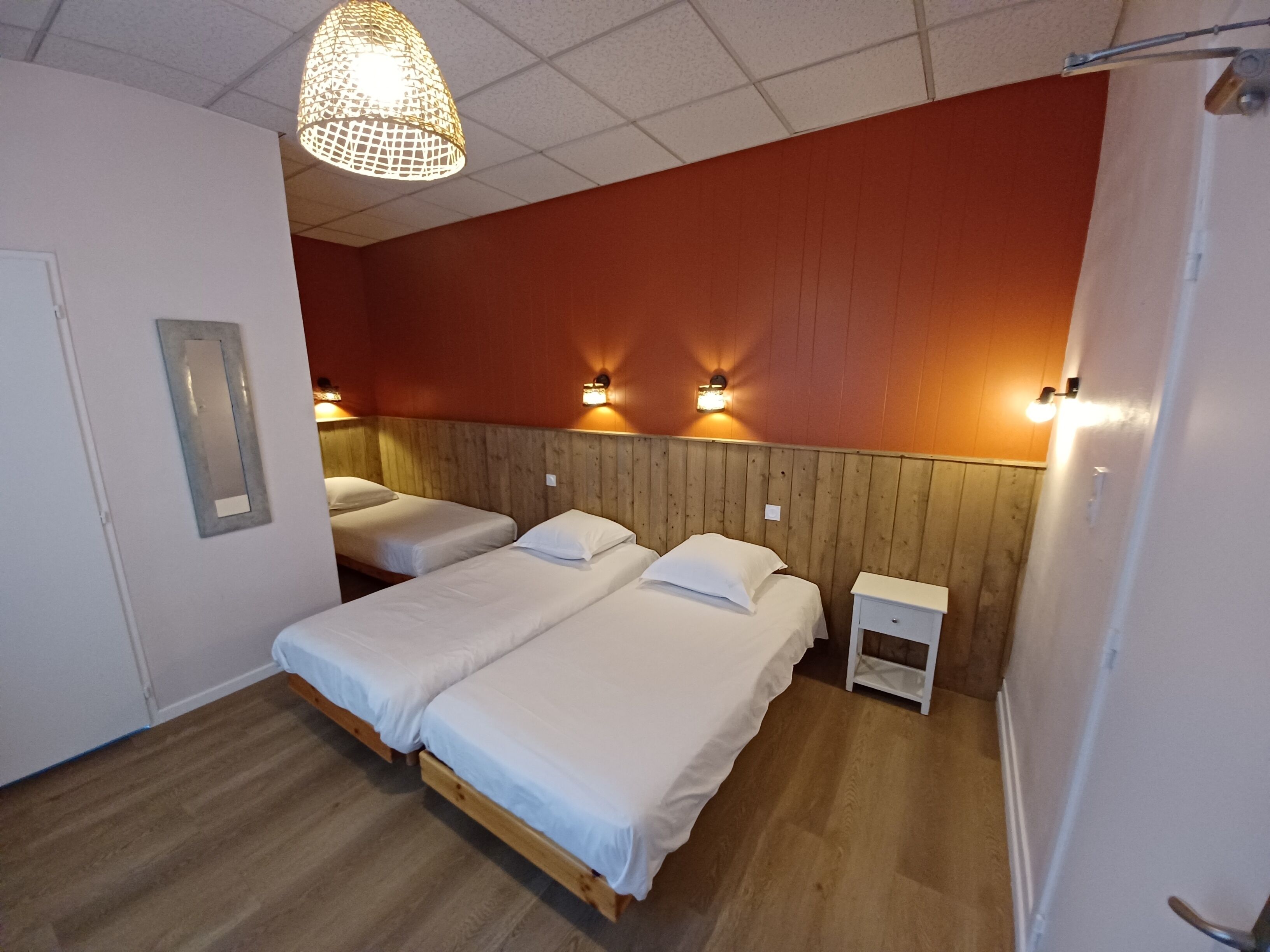 Habitación triple estándar | Escritorio, sistema de insonorización, wifi gratis y ropa de cama