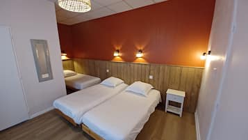 Tripla Standard | Una scrivania, insonorizzazione, Wi-Fi gratuito, lenzuola