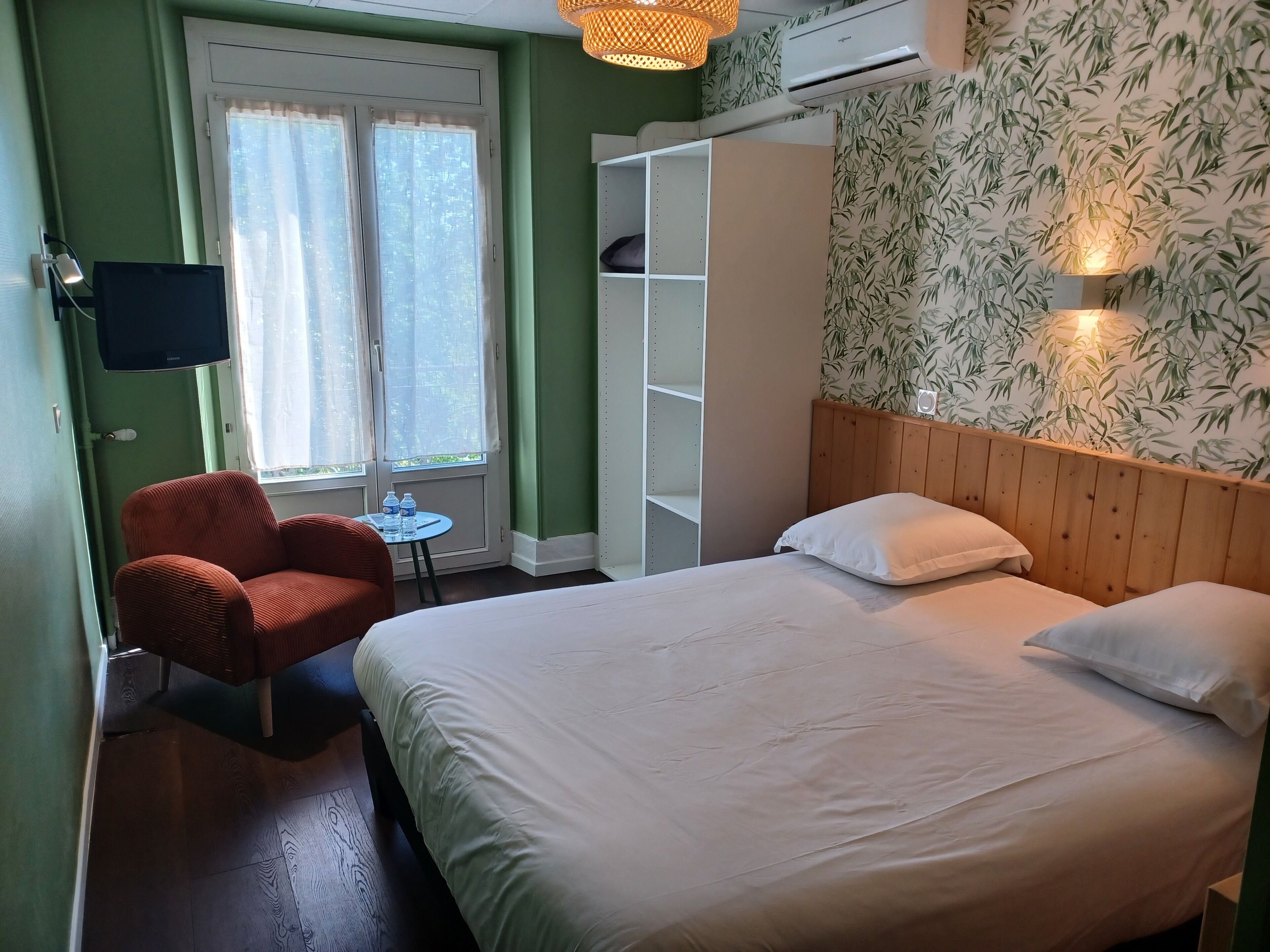 Habitación doble Confort | Escritorio, insonorización, wifi gratis y ropa de cama 