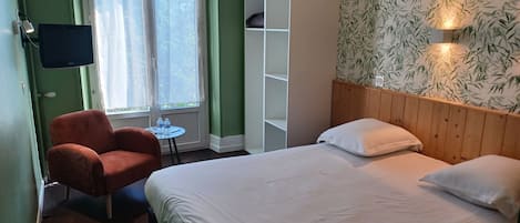 Habitación doble Confort | Escritorio, insonorización, wifi gratis y ropa de cama