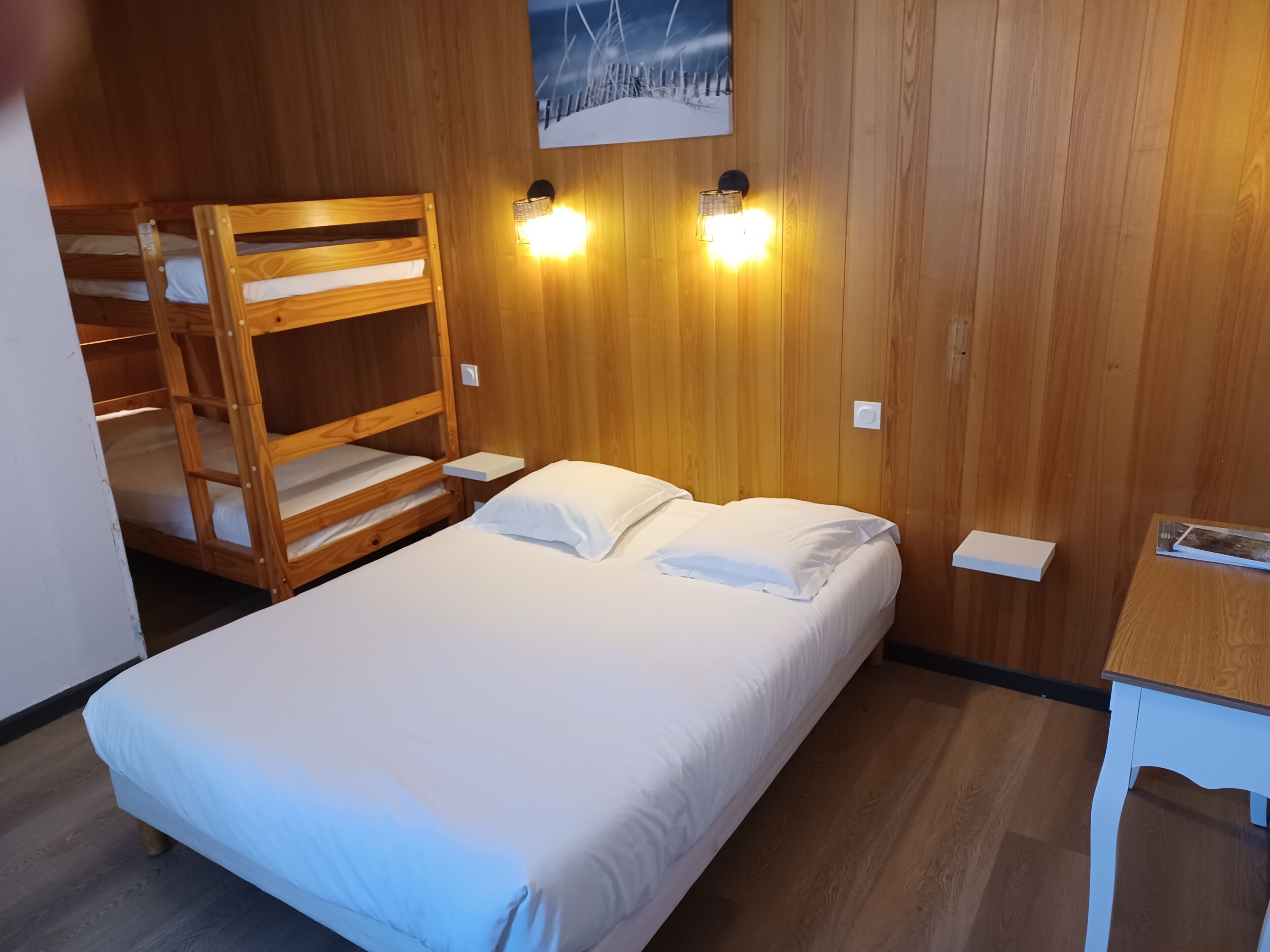 Habitación familiar | Escritorio, sistema de insonorización, wifi gratis y ropa de cama