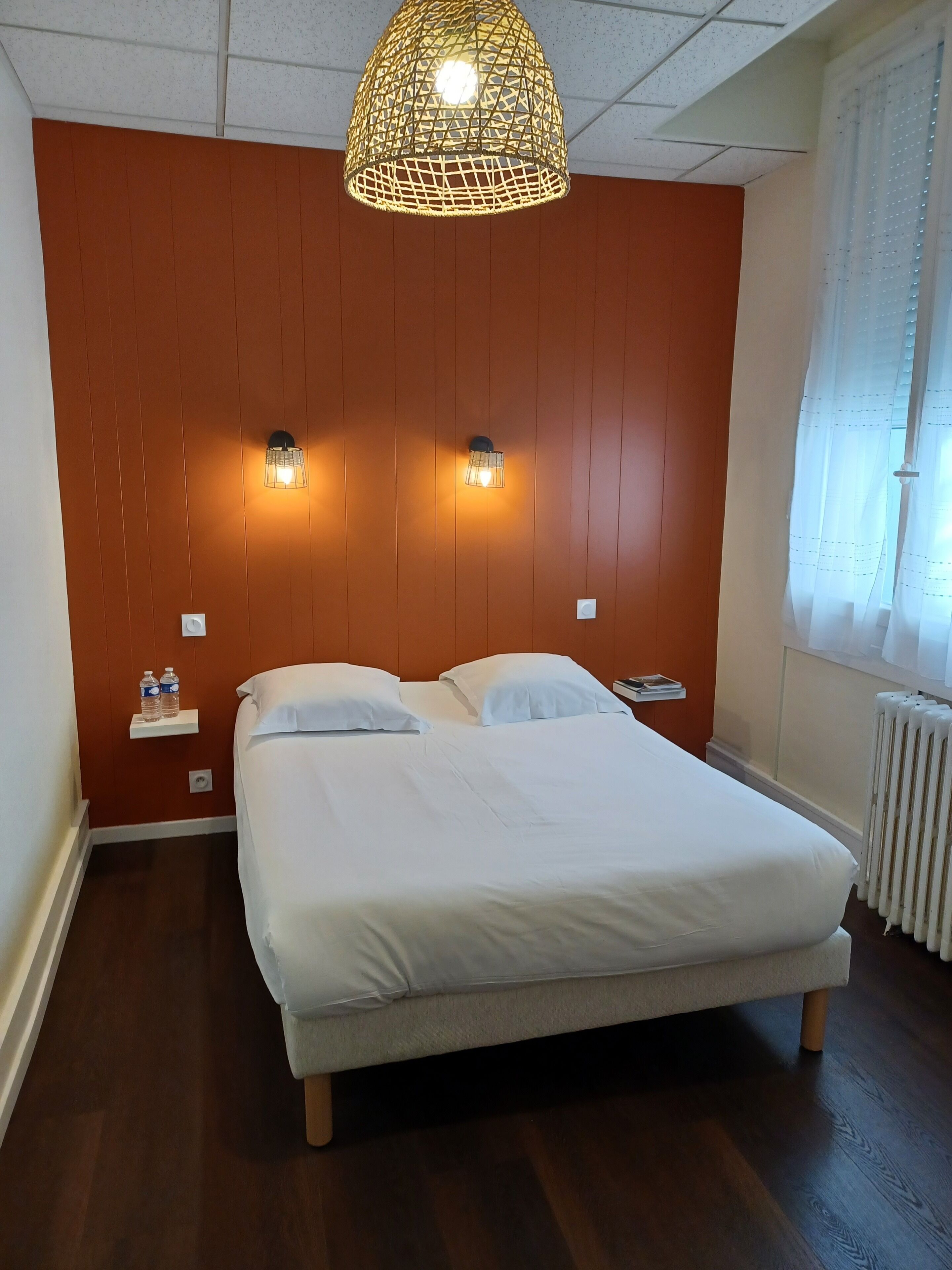 Habitación estándar doble | Escritorio, sistema de insonorización, wifi gratis y ropa de cama