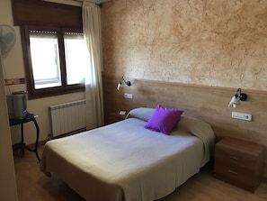 Deluxe Double Room with Shower | Rollaway beds, free WiFi - Hotel Torredembarra (Torredembarra)