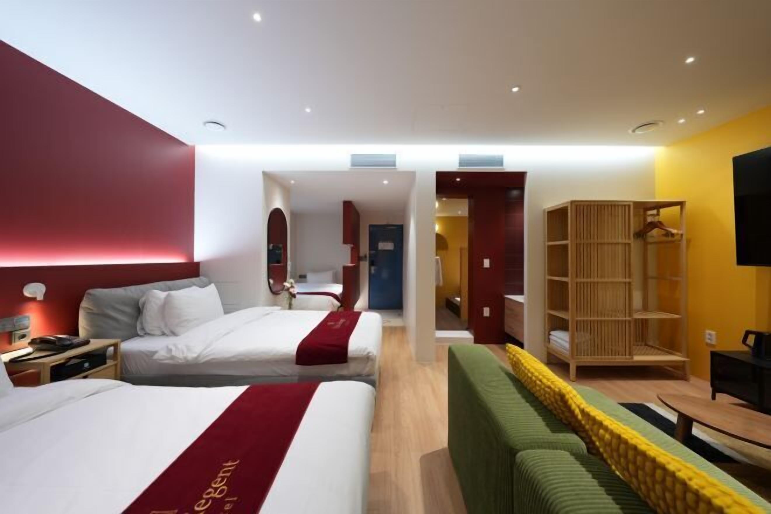 أغطية فراش متميزة وخزنة داخل الغرفة ومكتب وستائر تعتيم