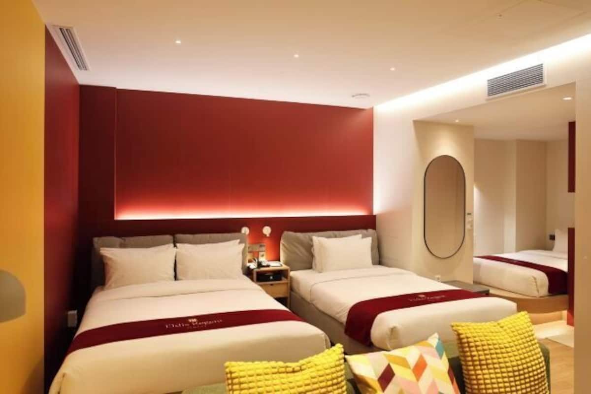 1 bedroom, premium bedding, in-room safe, desk