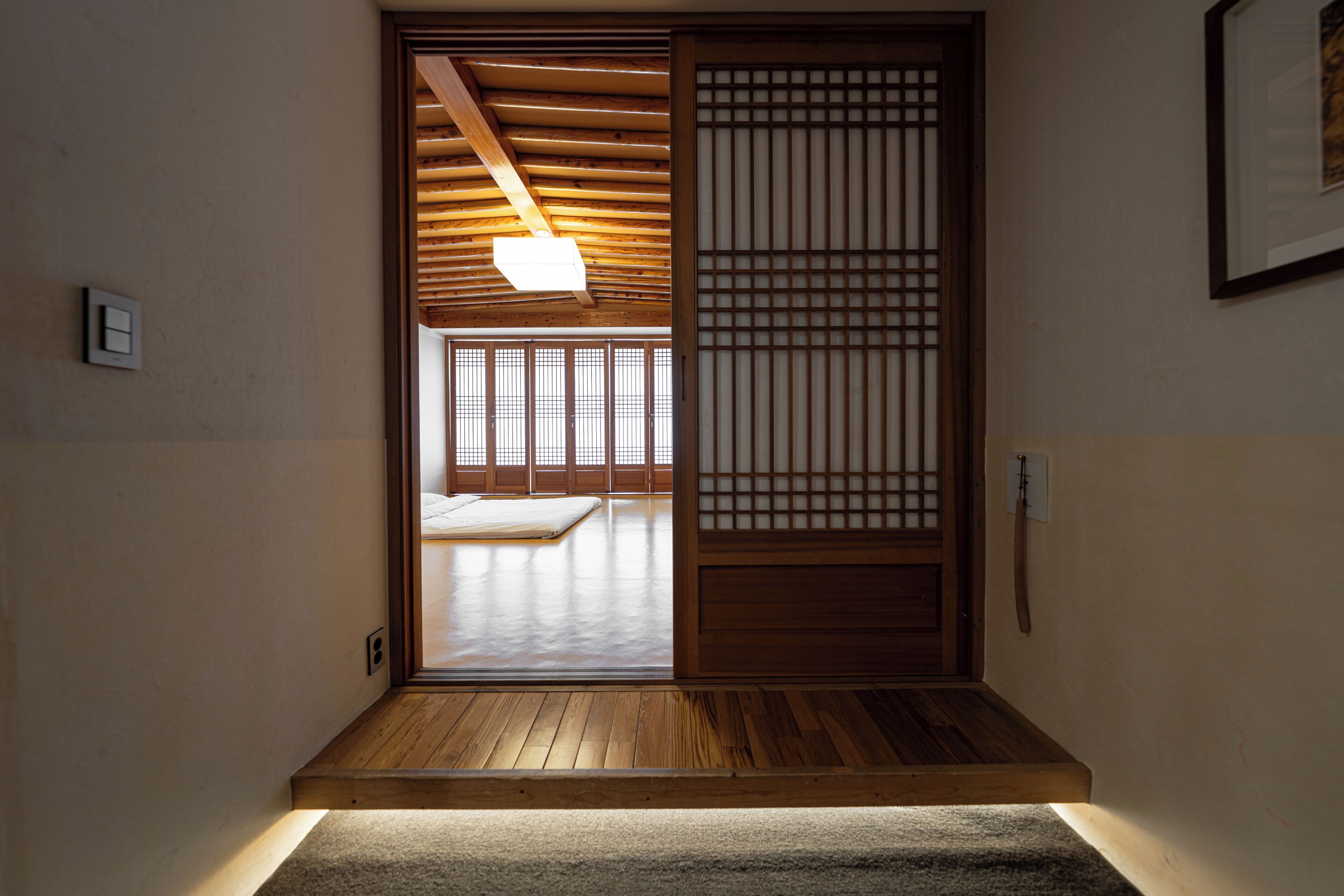 Deluxe Korean Suite (New Wing, Call Hotel directly to check Corner Room availability) | Living area