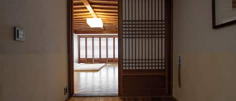 Deluxe Korean Suite (New Wing, Call Hotel directly to check Corner Room availability) | Oturma alanı | Düz ekran televizyon