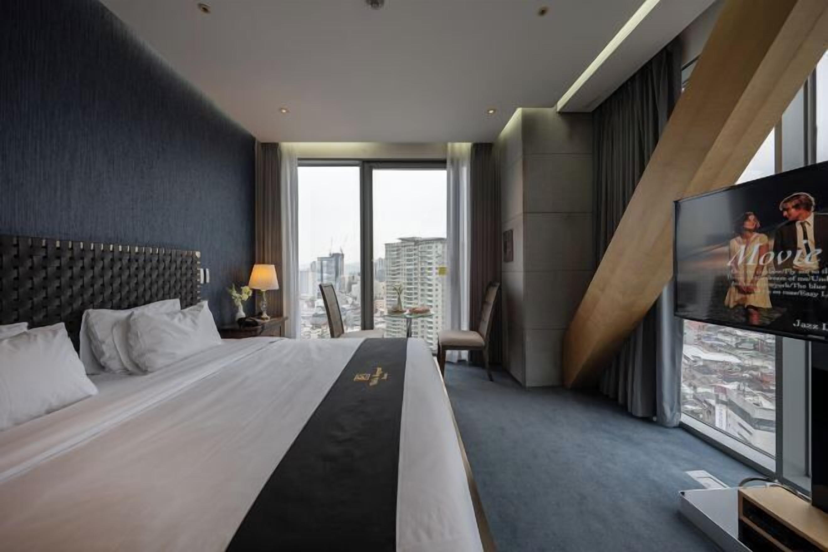 Ropa de cama de alta calidad y caja de seguridad en la habitación 