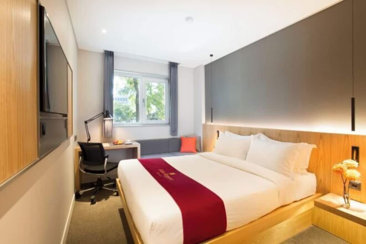 1 bedroom, premium bedding, in-room safe, desk