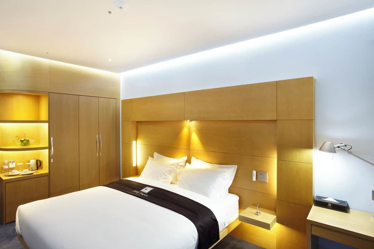 1 bedroom, premium bedding, in-room safe, desk