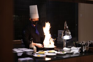 Daily buffet breakfast (KRW 33000 per person)