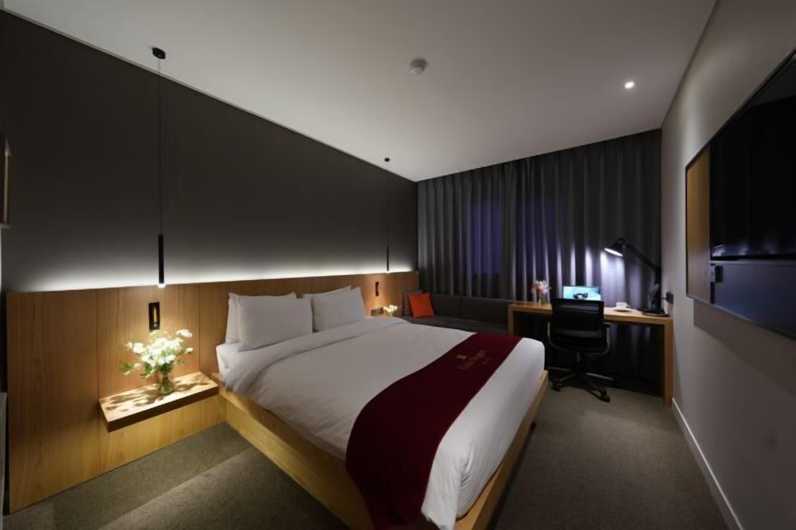 Premium bedding, in-room safe, desk, blackout drapes