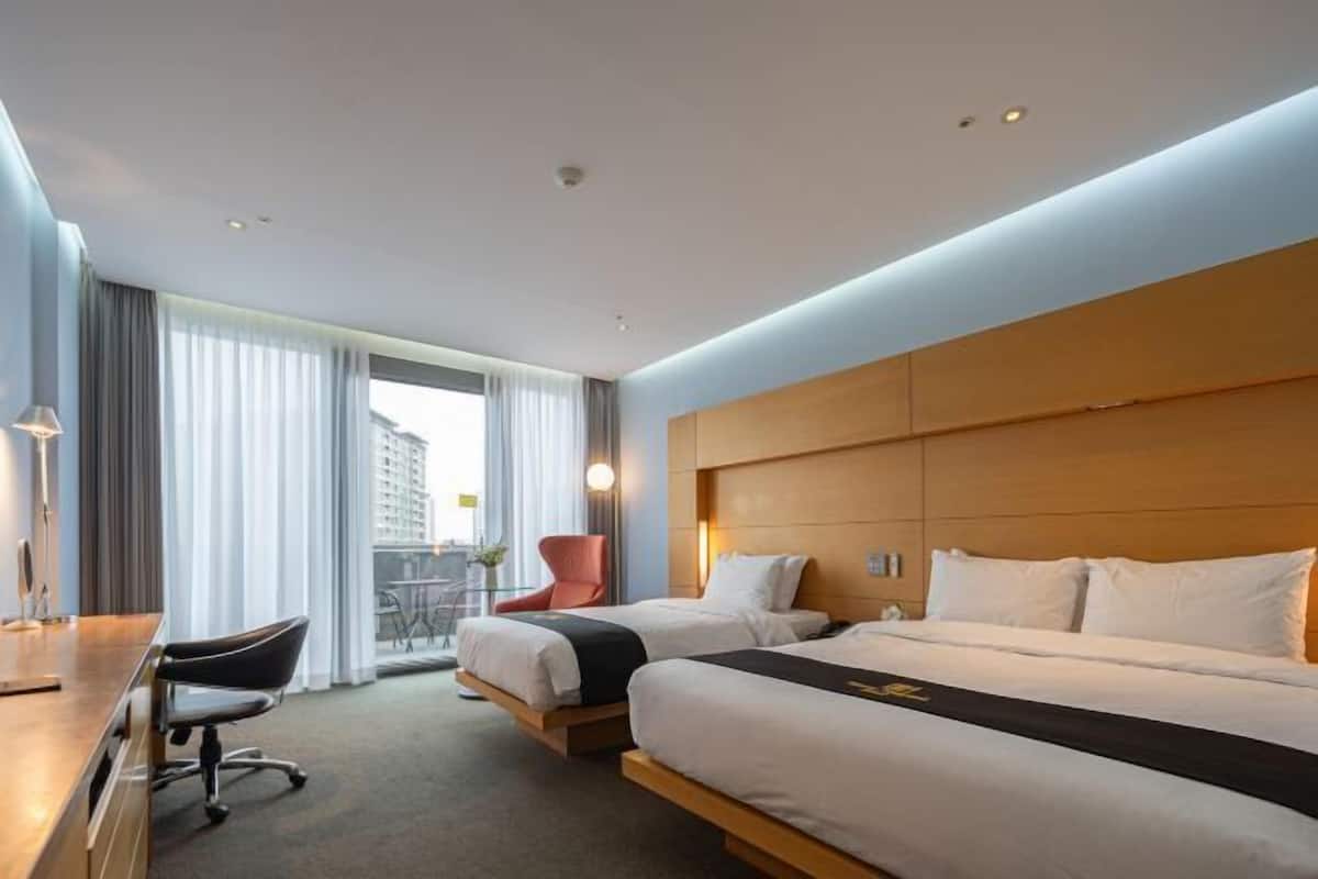 Ropa de cama de alta calidad y caja de seguridad en la habitación