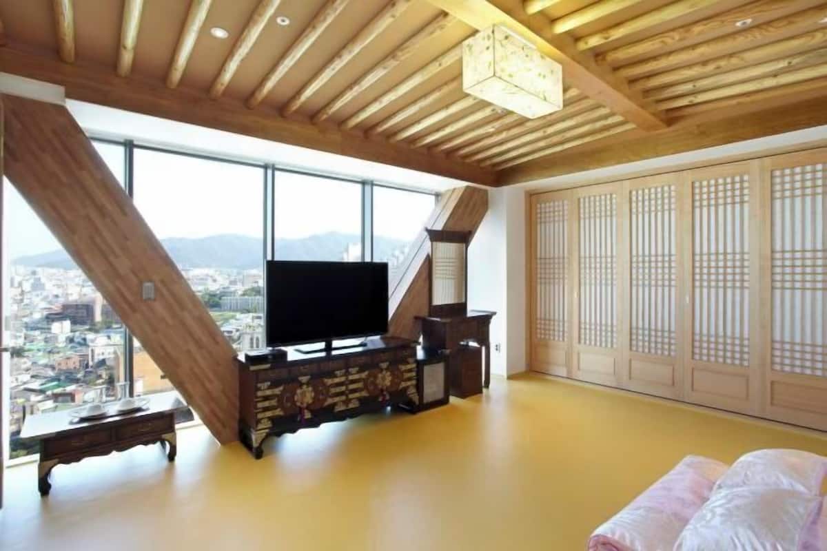 Ropa de cama de alta calidad y caja de seguridad en la habitación