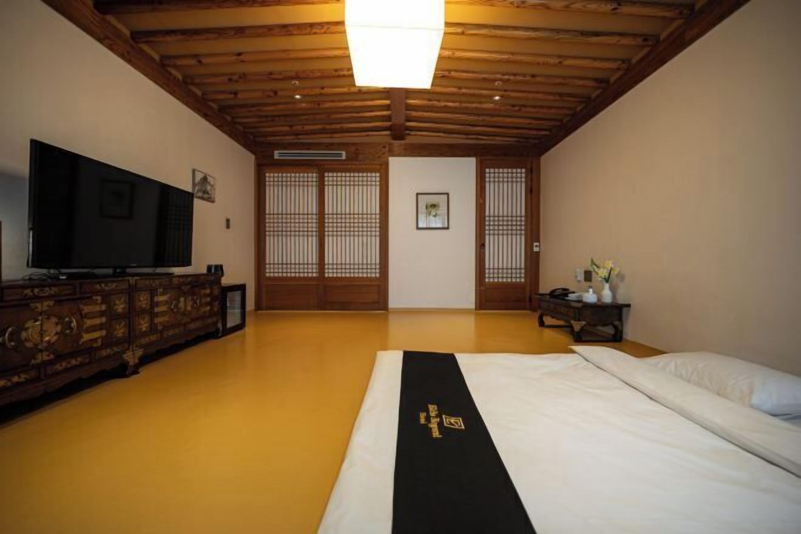 Ropa de cama de alta calidad y caja de seguridad en la habitación 