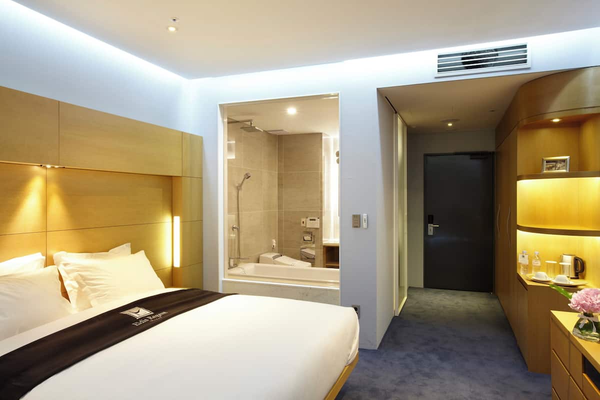 Deluxe Double Room (E - New Wing, Call Hotel directly to check Corner Room availability) | 高級寢具、客房內保險箱、書桌、遮光布/窗簾