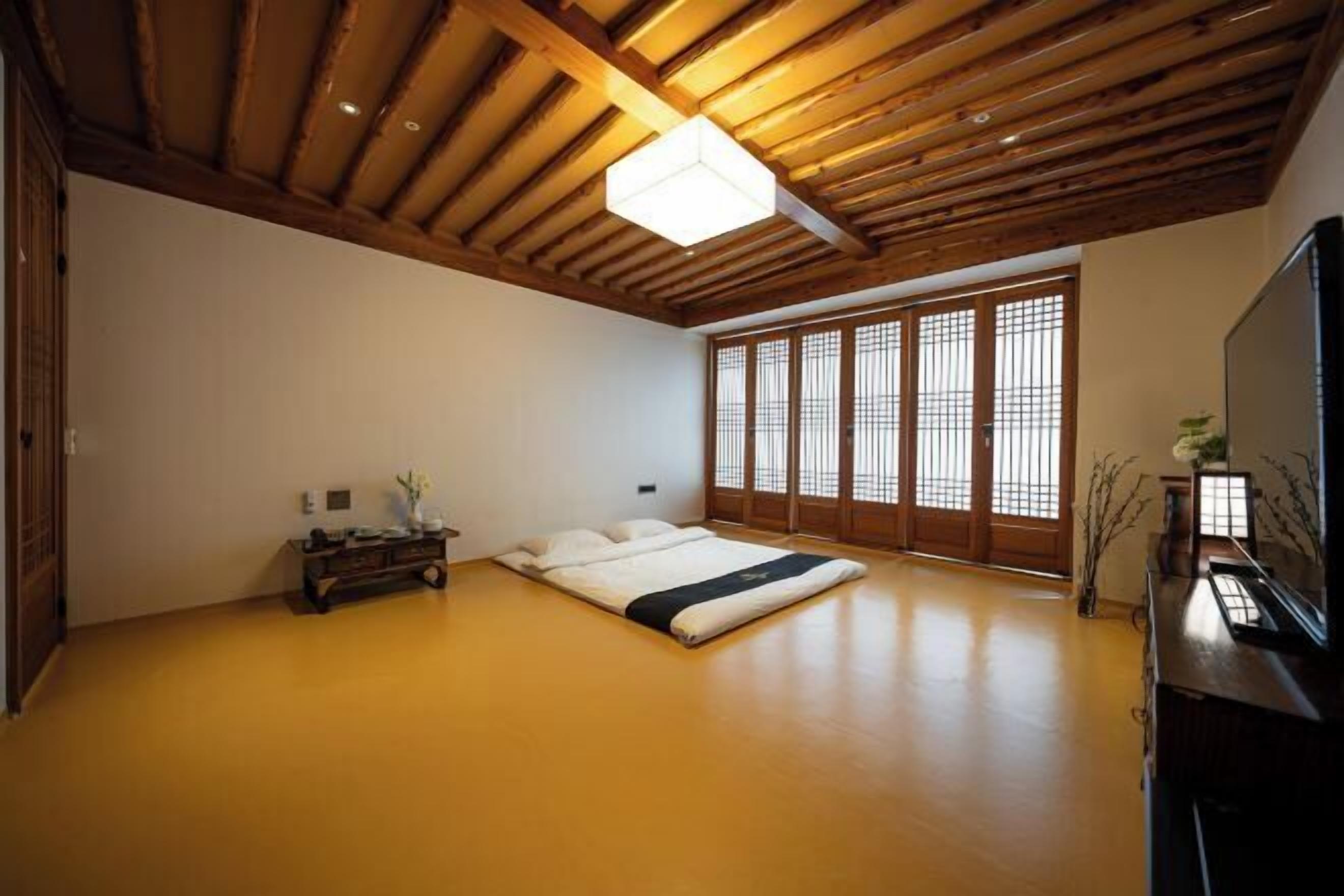 Premium bedding, in-room safe, desk, blackout drapes