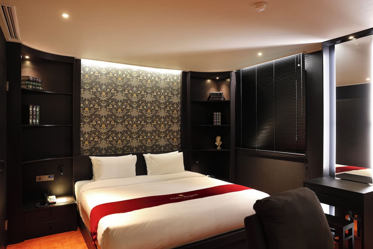 Regent Suite (Main Wing) | Premium bedding, in-room safe, desk, blackout drapes