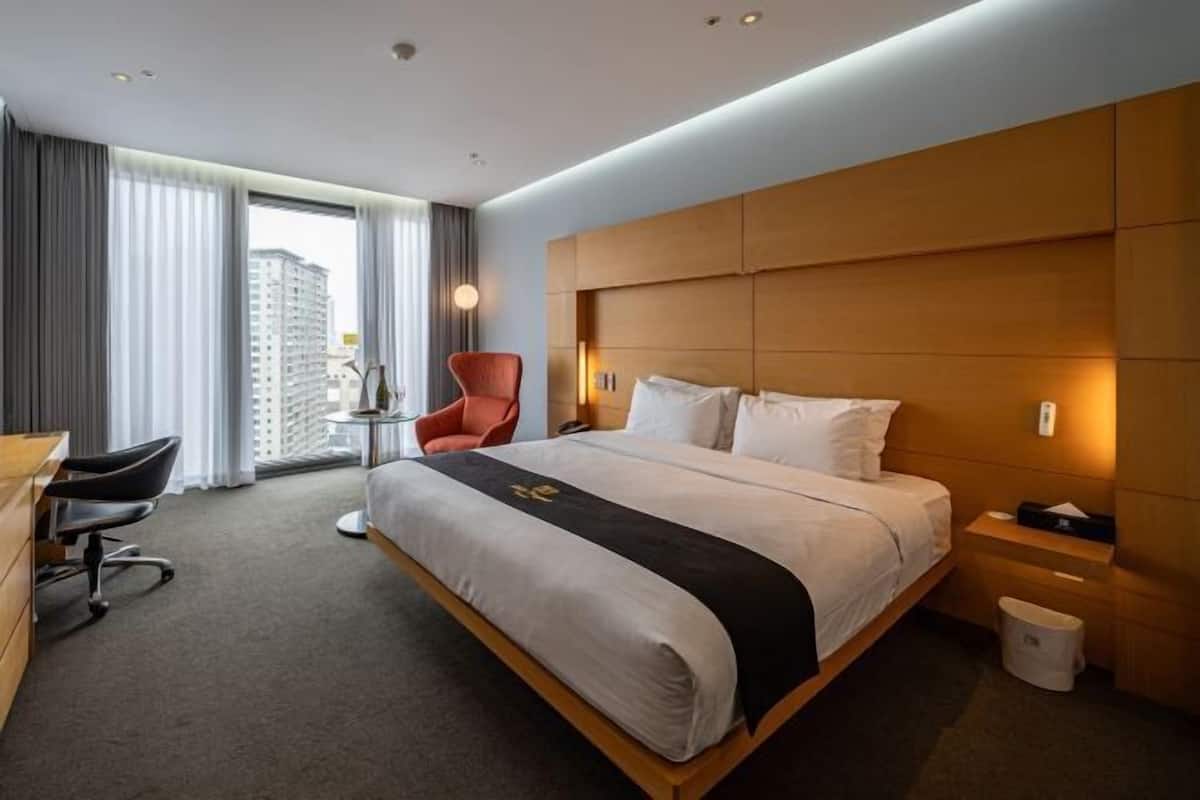 Ropa de cama de alta calidad y caja de seguridad en la habitación