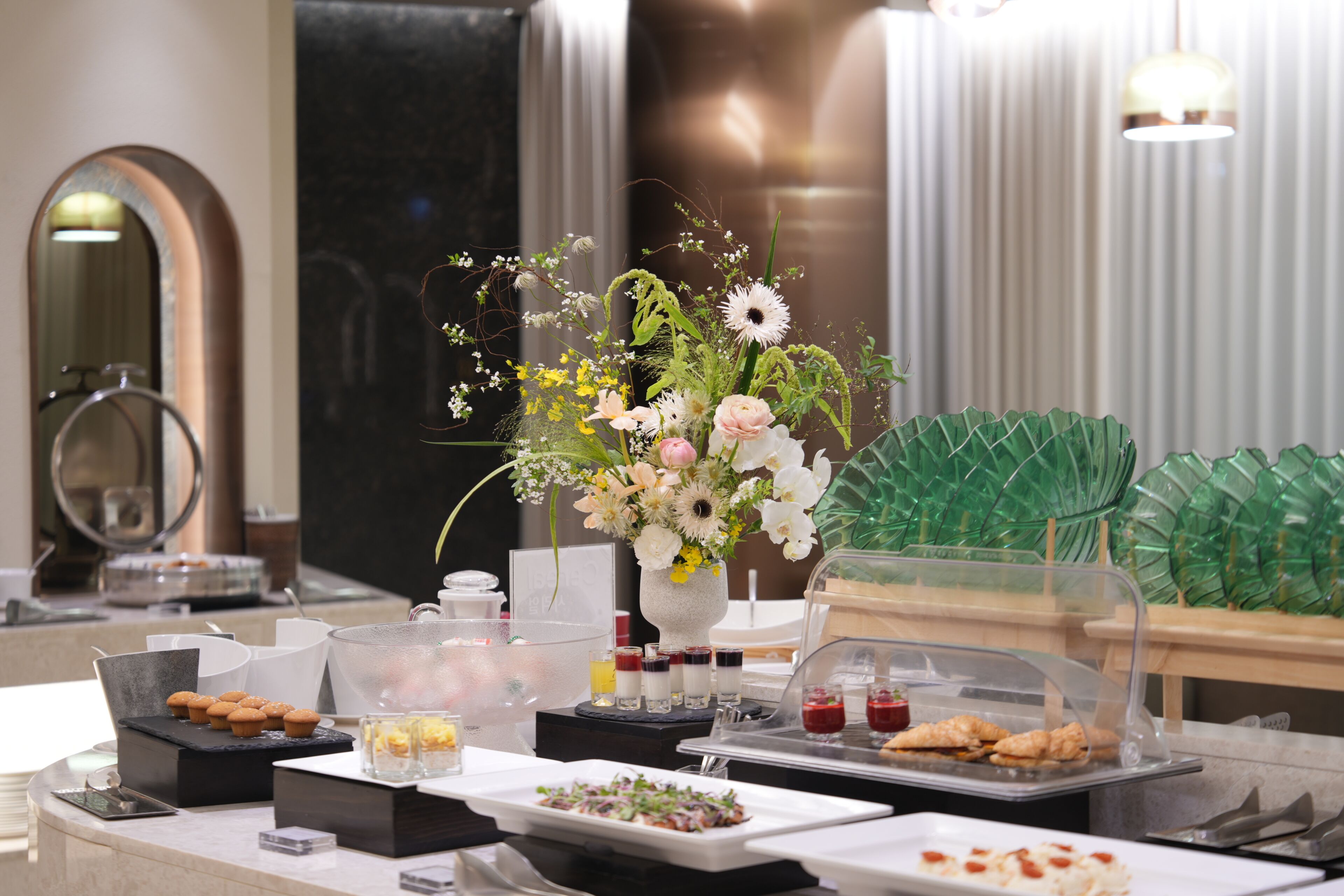 Daily buffet breakfast (KRW 33000 per person)