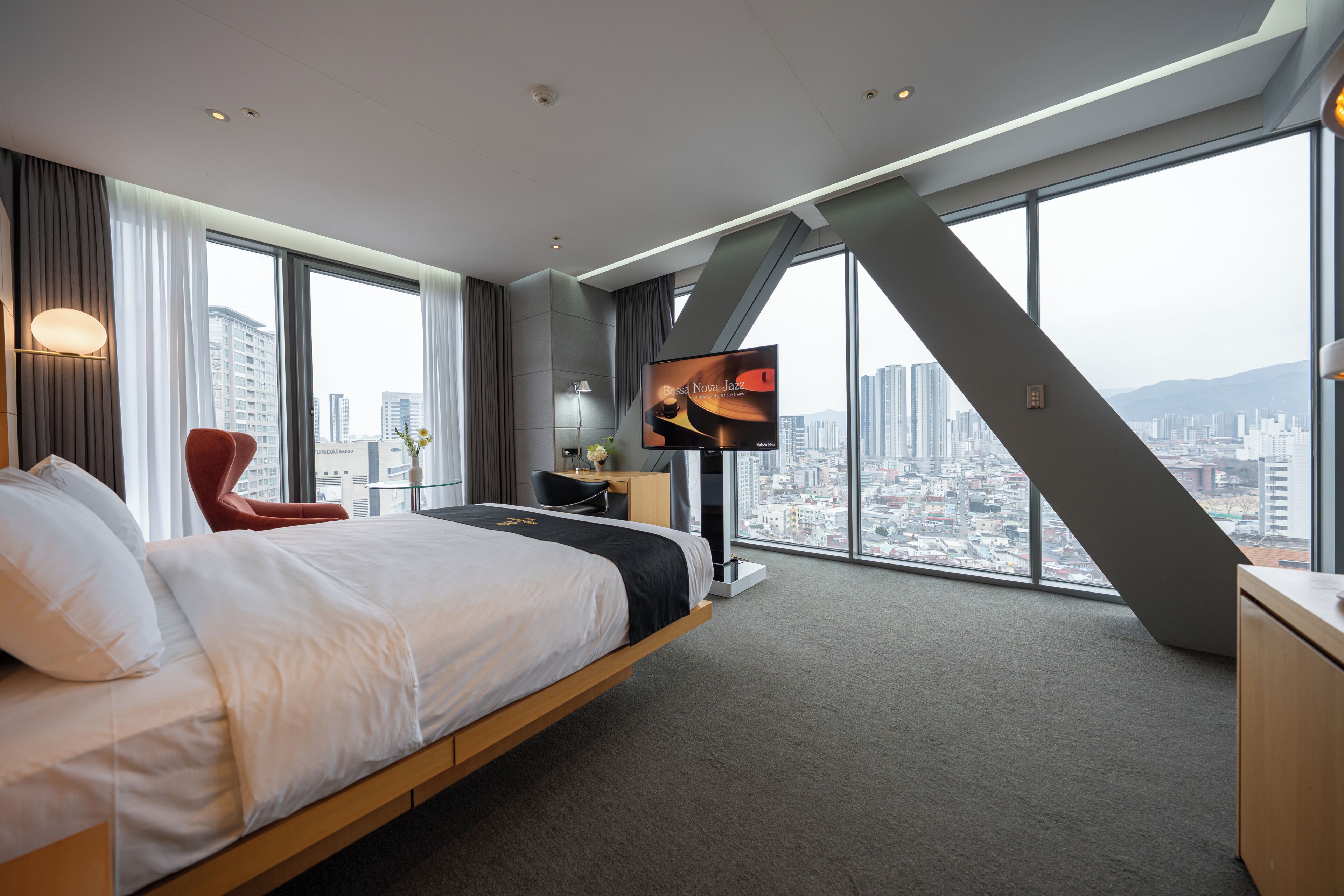 Deluxe Double Room (E - New Wing) | Roupas de cama premium, cofres nos quartos, escrivaninha