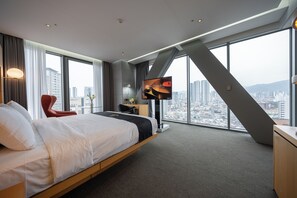 Deluxe Double Room (E - New Wing) | Bộ đồ giường cao cấp, két bảo mật tại phòng, bàn, màn/rèm cản sáng 