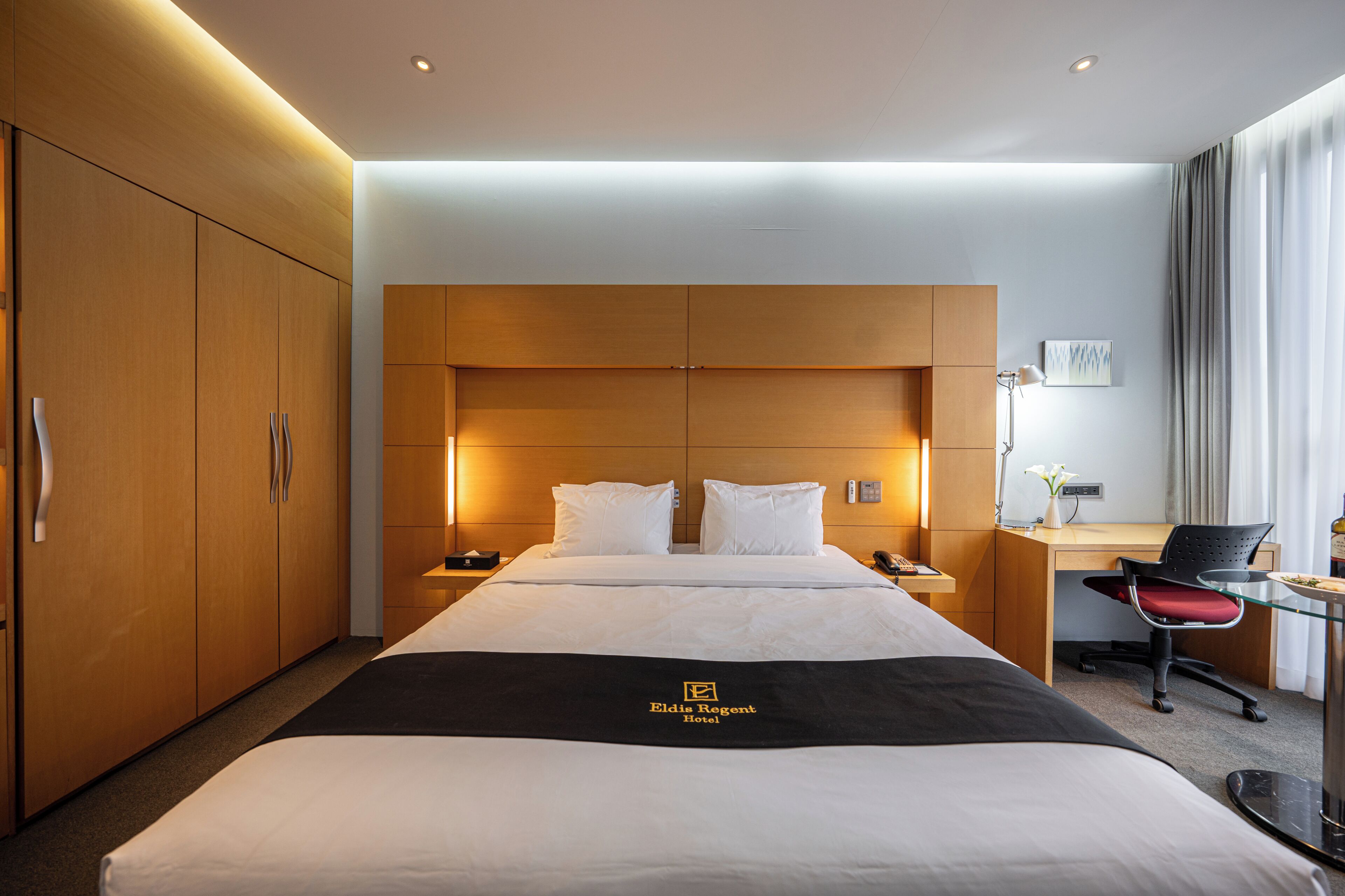 Literie de qualité, coffre-fort, bureau, rideaux d’obscurcissement