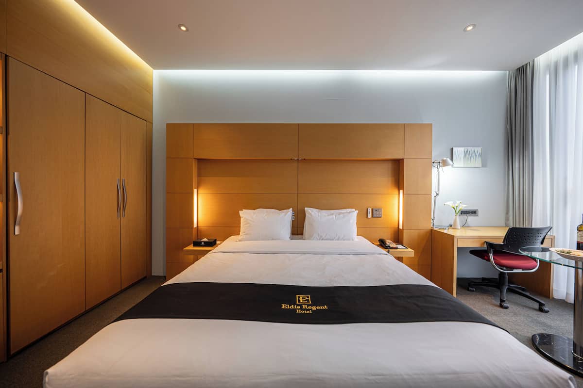 Literie de qualitĂ©, coffre-fort, bureau, rideaux dâobscurcissement