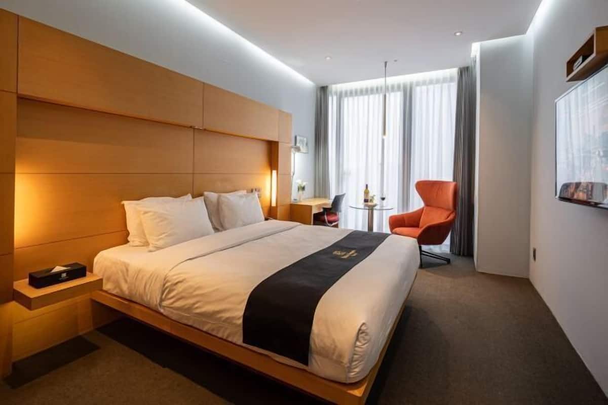 Ropa de cama de alta calidad y caja de seguridad en la habitación