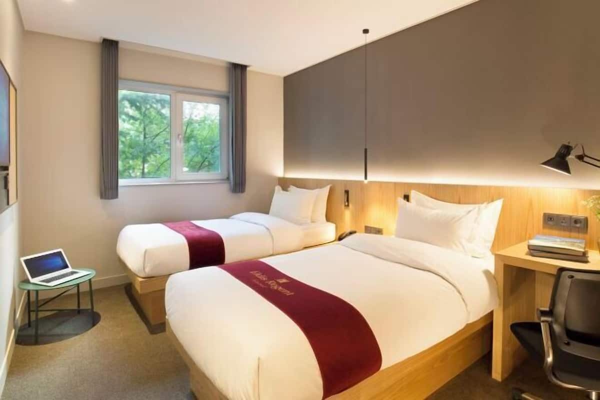 Premium bedding, in-room safe, desk, blackout drapes