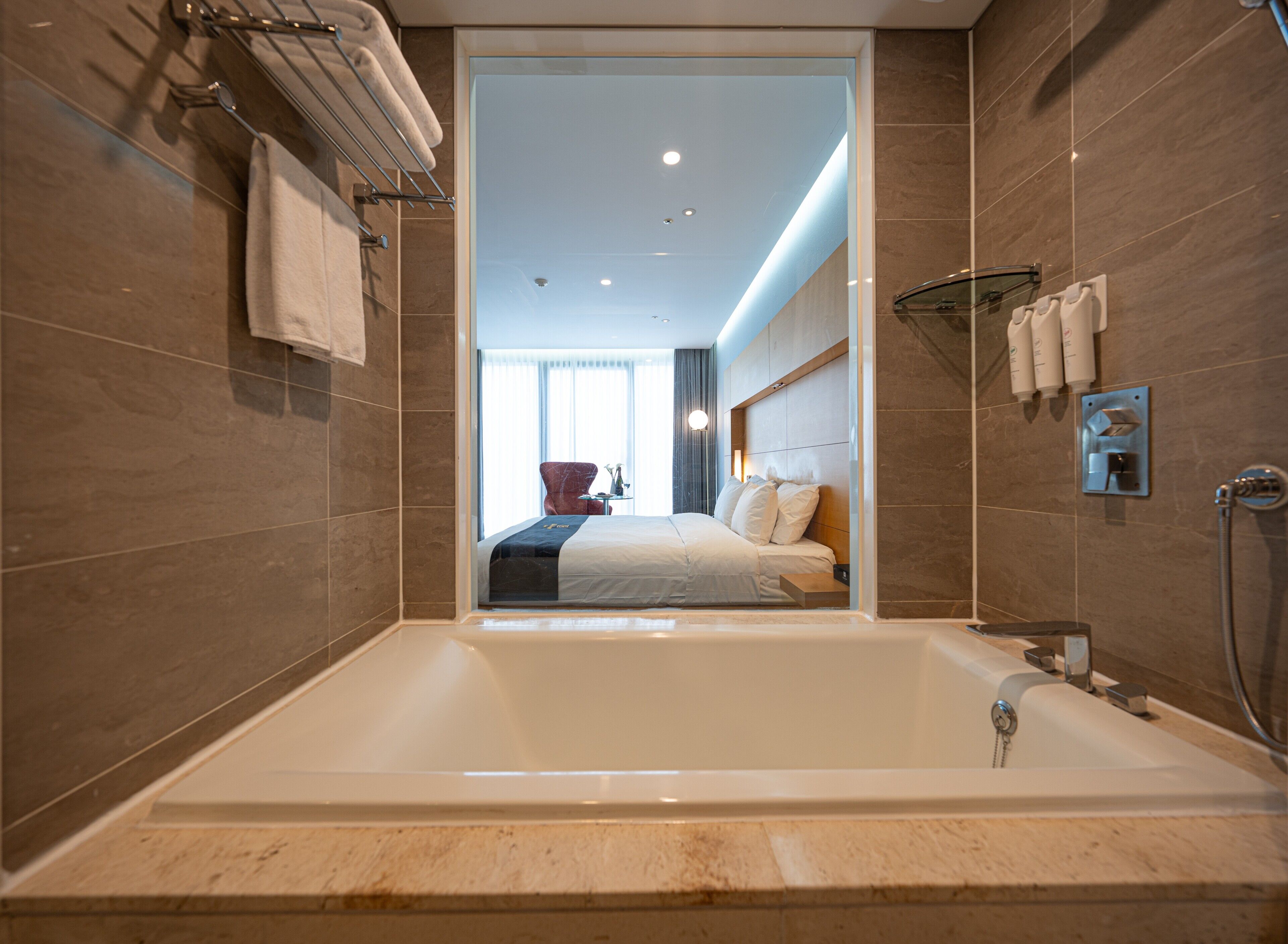 Deluxe Double Room (E - New Wing) | Baño | Amenidades de baño gratuitas, secadora de cabello, batas, pantuflas 