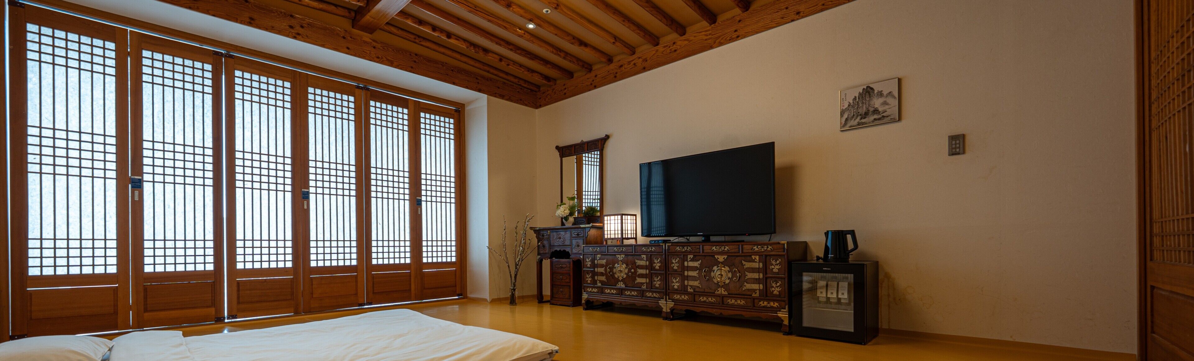 Deluxe Korean Suite (New Wing, Call Hotel directly to check Corner Room availability) | Aire de séjour | Téléviseur à écran plat