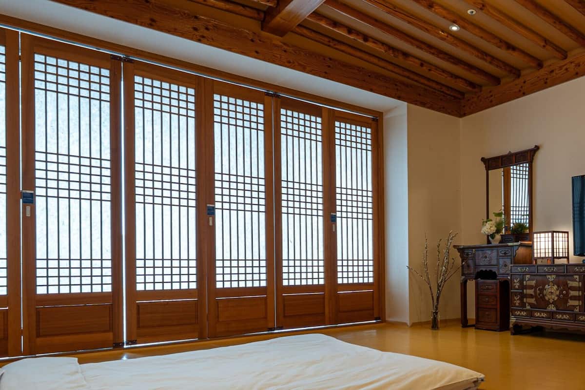 Deluxe Korean Suite (New Wing, Call Hotel directly to check Corner Room availability) | Aire de séjour | Téléviseur à écran plat