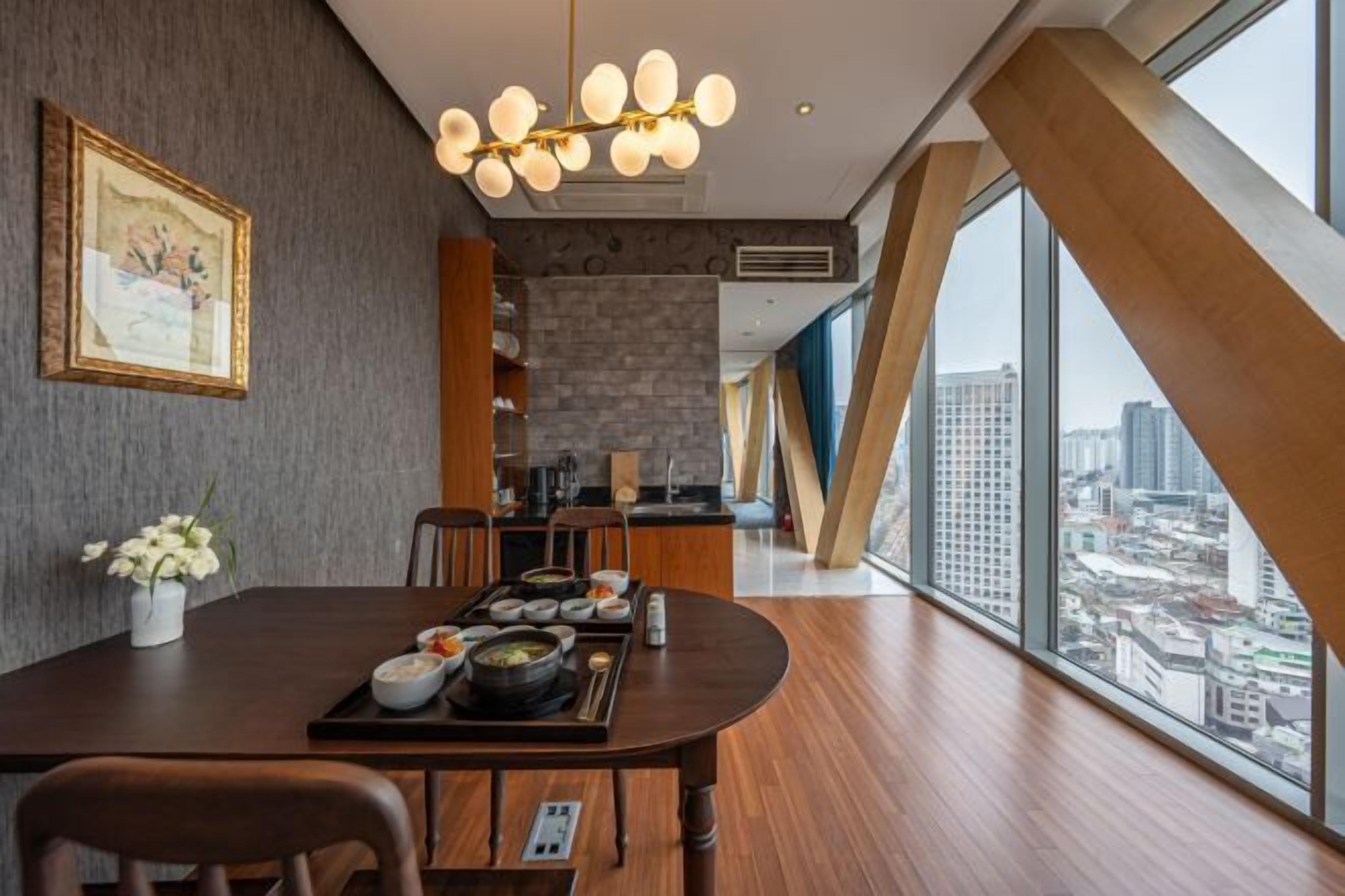 Dining | Breakfast, lunch and dinner served