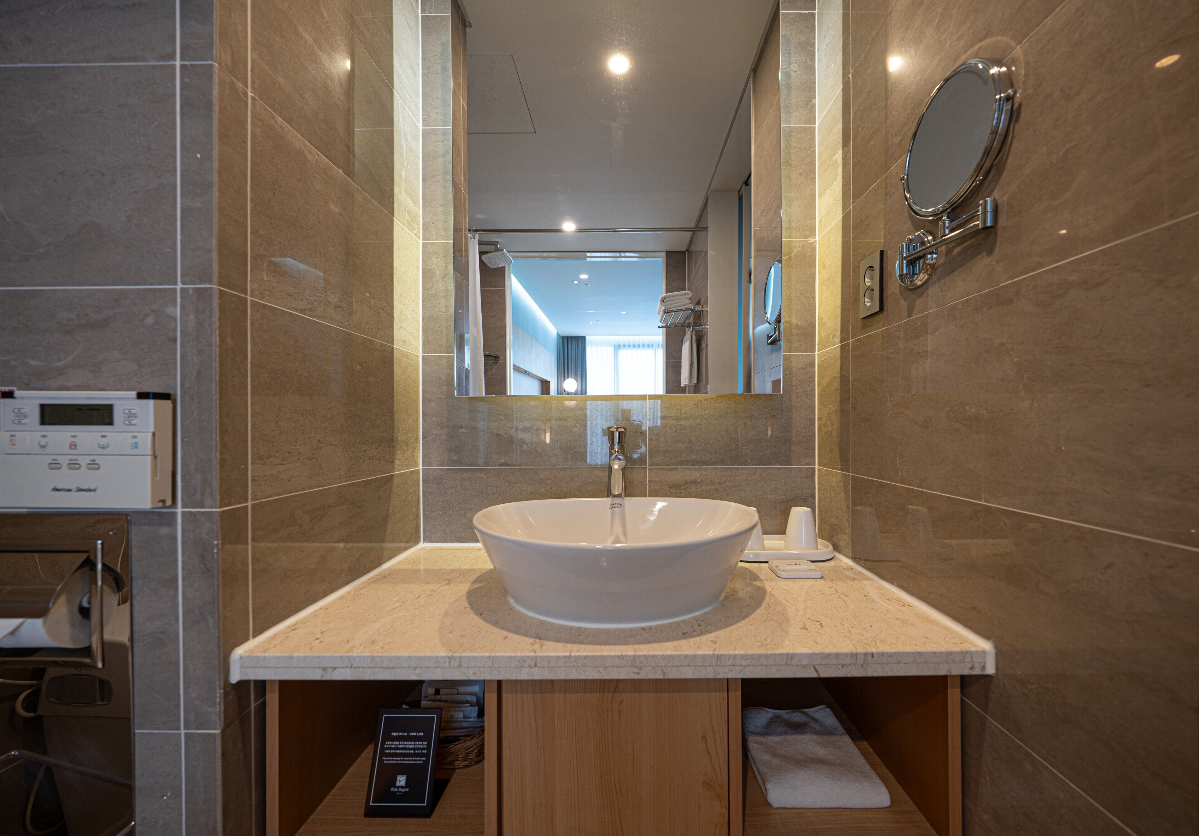 أغطية فراش متميزة وخزنة داخل الغرفة ومكتب وستائر تعتيم