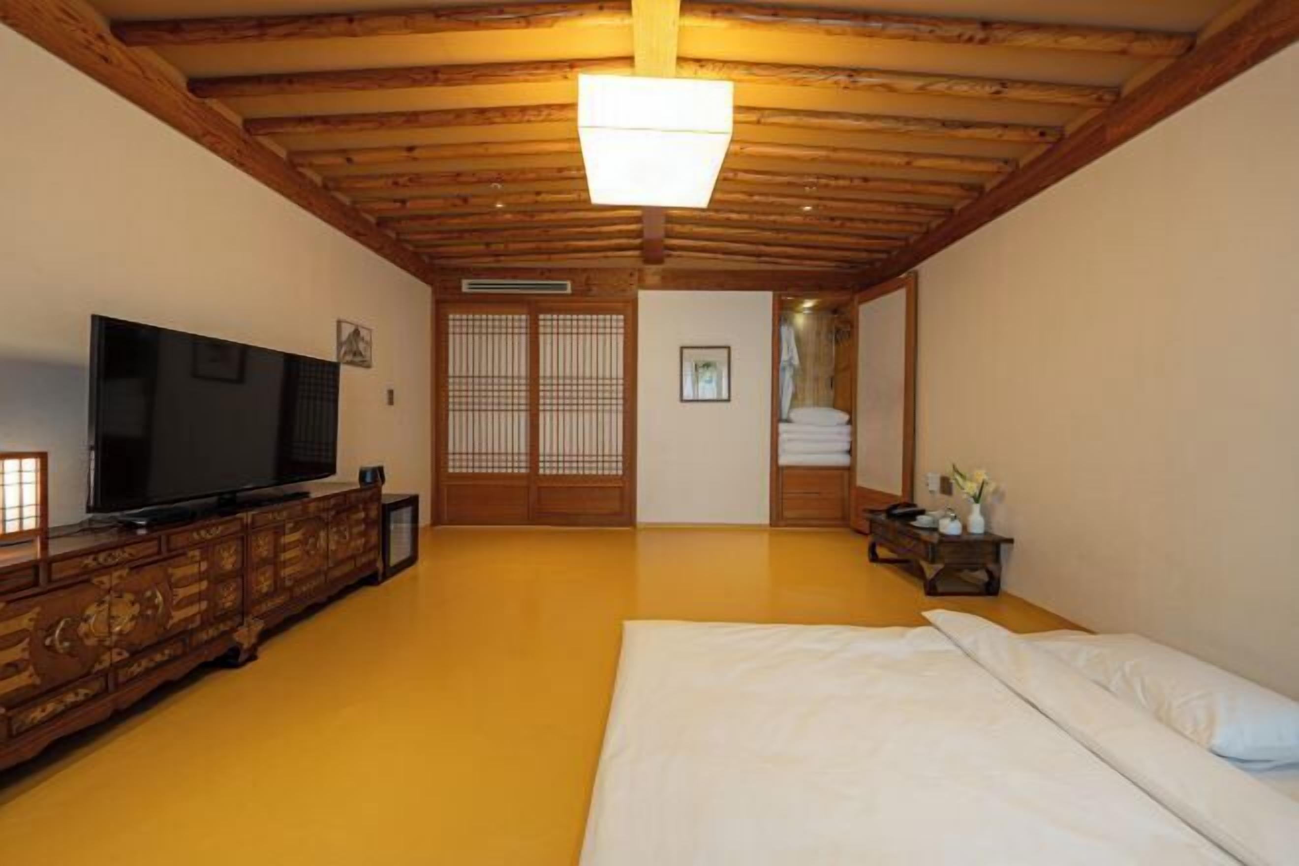 Ropa de cama de alta calidad y caja de seguridad en la habitación 