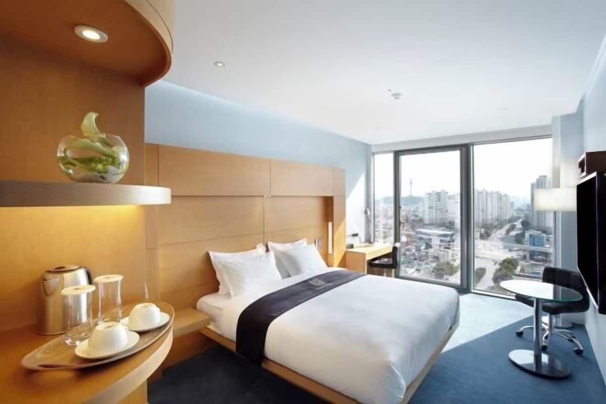 1 bedroom, premium bedding, in-room safe, desk