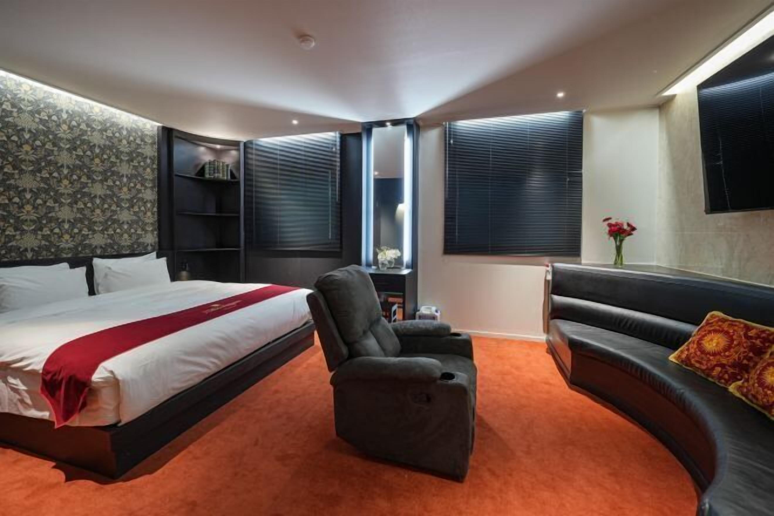 Premium bedding, in-room safe, desk, blackout drapes