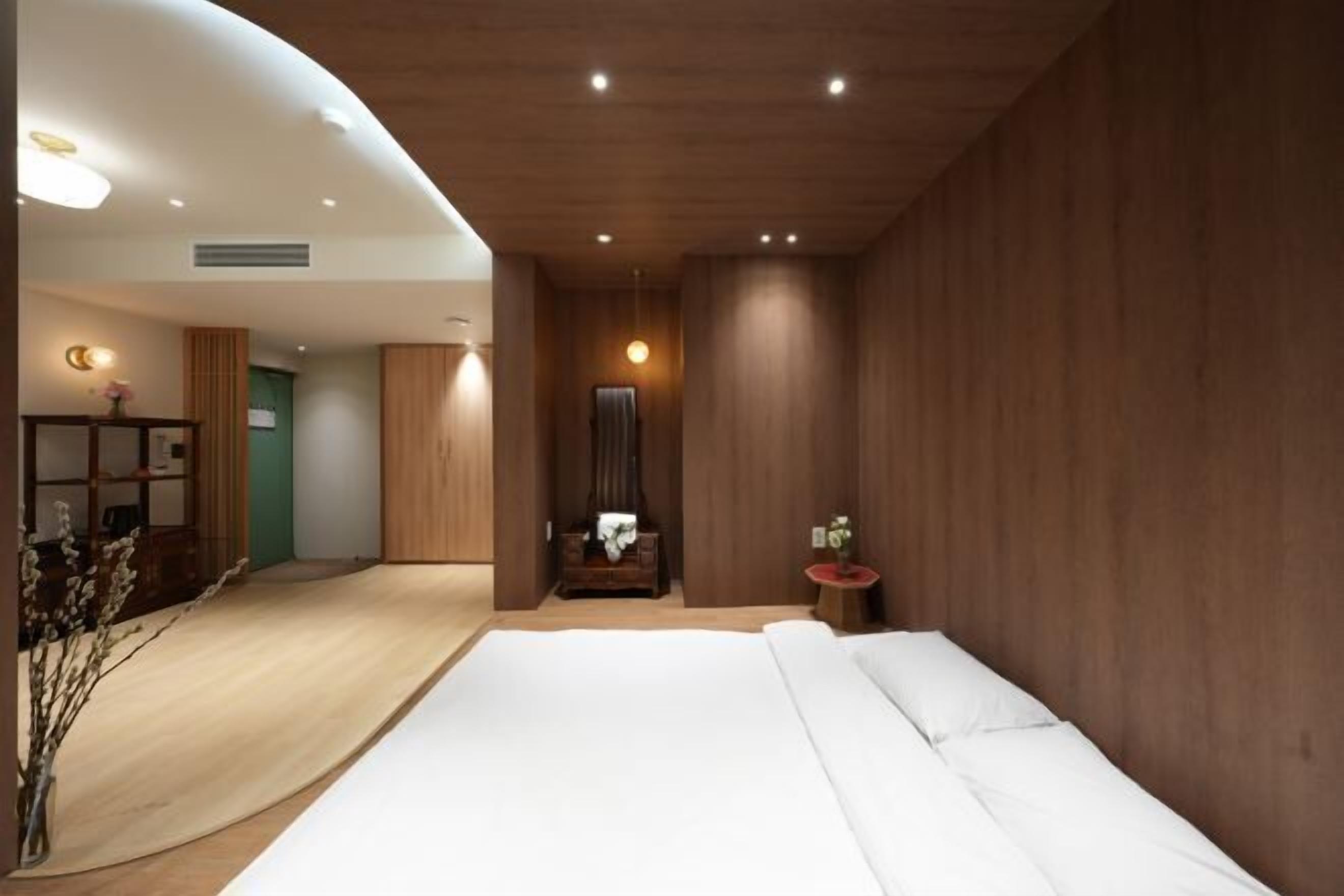 أغطية فراش متميزة وخزنة داخل الغرفة ومكتب وستائر تعتيم