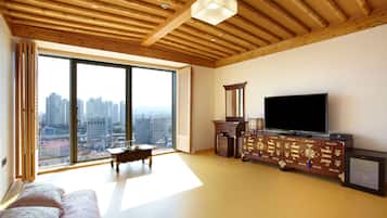 Deluxe Korean Suite (New Wing, Call Hotel directly to check Corner Room availability) | 1 Schlafzimmer, hochwertige Bettwaren, Zimmersafe, Schreibtisch